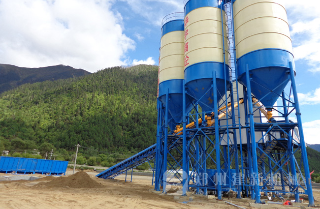 拉薩米林HZS120混凝土攪拌站現場(chǎng)案例