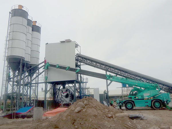 安徽120混凝土攪拌站設備工作現場(chǎng)