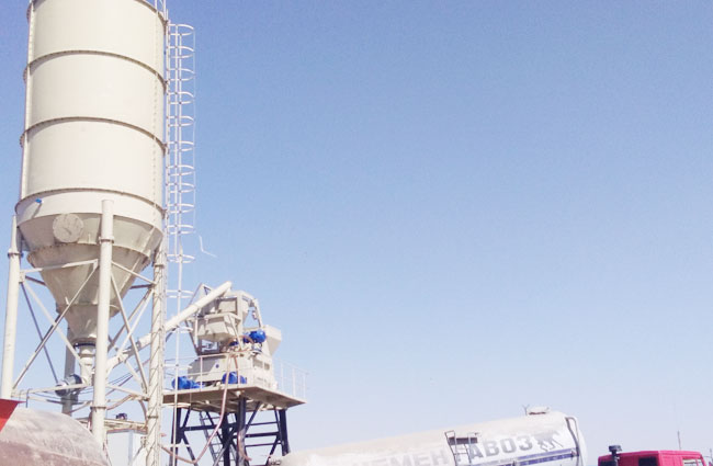 50混凝土攪拌站在烏茲別克斯坦客戶(hù)現場(chǎng)作業(yè)