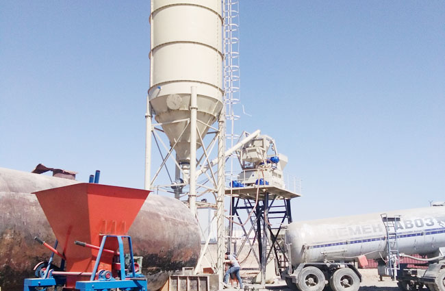 50混凝土攪拌站在烏茲別克斯坦客戶(hù)現場(chǎng)作業(yè)