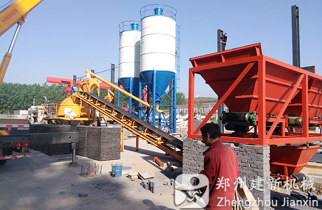 洛陽(yáng)25混凝土攪拌站與制磚機結合使用案例