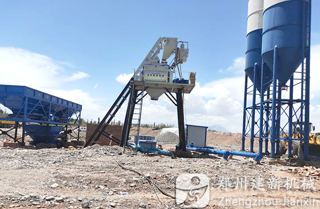 新疆喀什疏付縣75混凝土攪拌站安裝調試現場(chǎng)